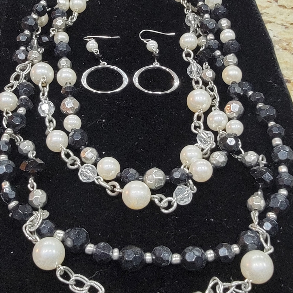 Black and white set
